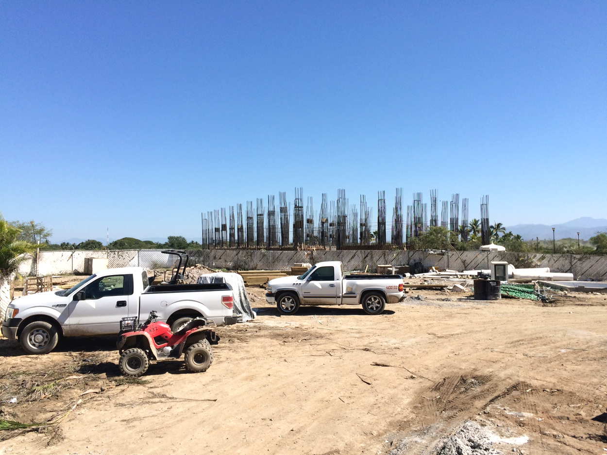 Tower 5 is coming out of the ground.  Some say it will rise at the rate of 3 weeks per floor.  It will be fun to watch the progress, as we did with the Punta and other tower along the Ameca River.