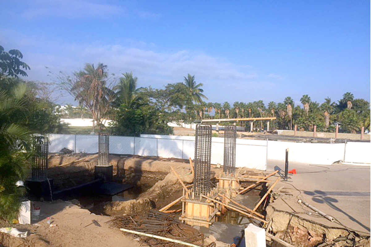 The entrance area at Bulevard Nayarit (The original entrance.) is fully changed.  The wall has been demolished, the lagoon is dry and overpasses are under construction.  It will be fun to see this area evolve.