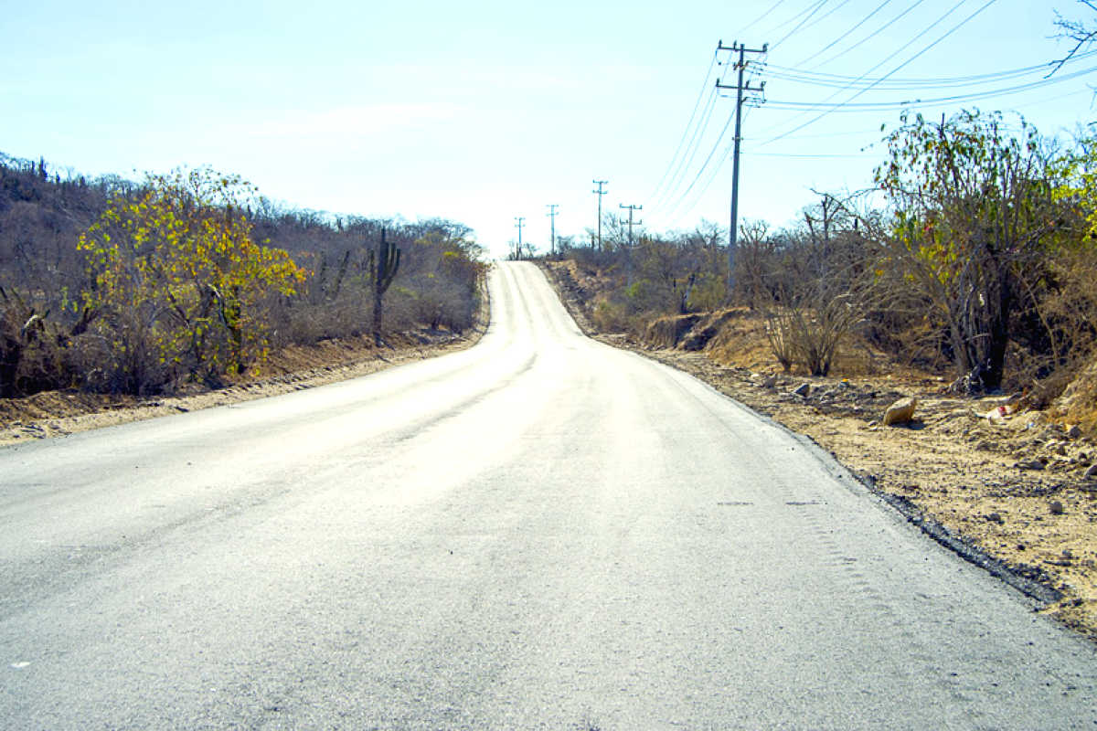 Camino Cabo Este (The East Cape Road) is paved to the turn off to Vidanta's East Cape property.  We expect updates from Buzzard's Bar and Grill propietor, Paul Meredeth soon.  Subscriber View - 6/28/16