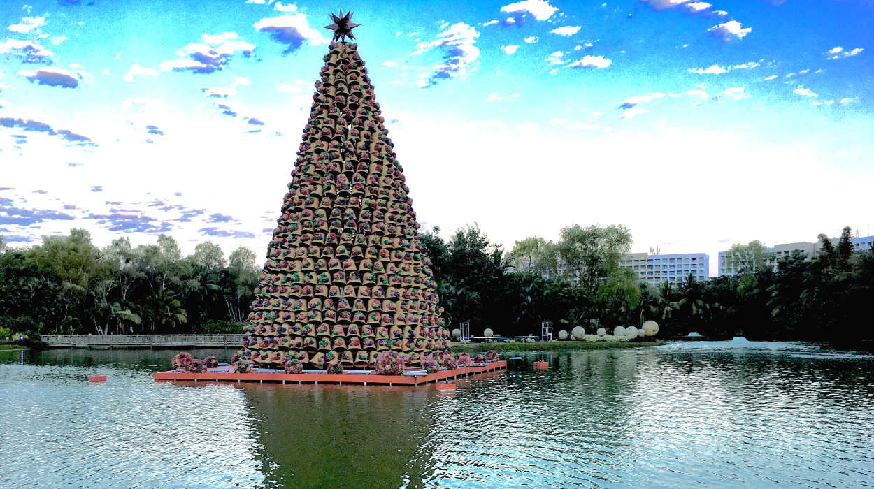 A creative Christmas tree in the middle of the lagoon in front of La Plaza.