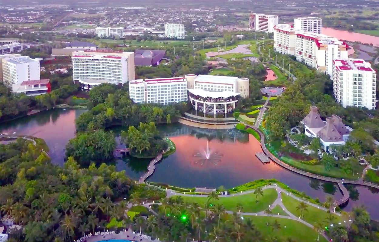 Vidanta Riviera Nayarit is a large, beachfront property.  It offers two golf courses, a number of restaurants and bars, many simming pools, lush folliage and 9 miles of wooden walkways.  This overview was captured from Marty's excellent video in July, 2017.